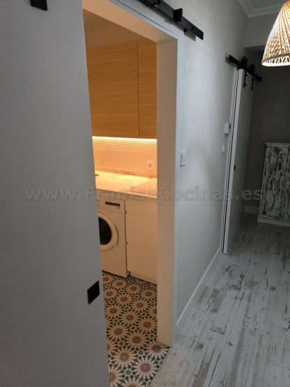 Puertas Correderas Lacadas Blancas Estilo Granero: Diseño Moderno a Medida | FRANISA - Imagen 20