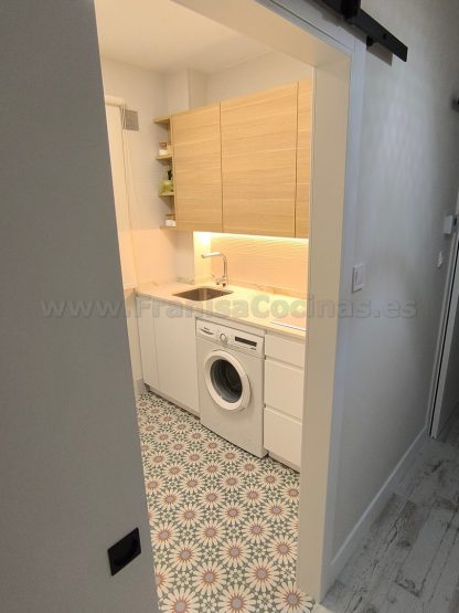 Puertas Correderas Lacadas Blancas Estilo Granero: Diseño Moderno a Medida | FRANISA - Imagen 22