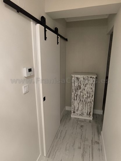 Puertas Correderas Lacadas Blancas Estilo Granero: Diseño Moderno a Medida | FRANISA - Imagen 23