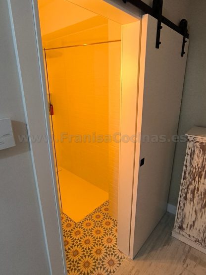 Puertas Correderas Lacadas Blancas Estilo Granero: Diseño Moderno a Medida | FRANISA - Imagen 24