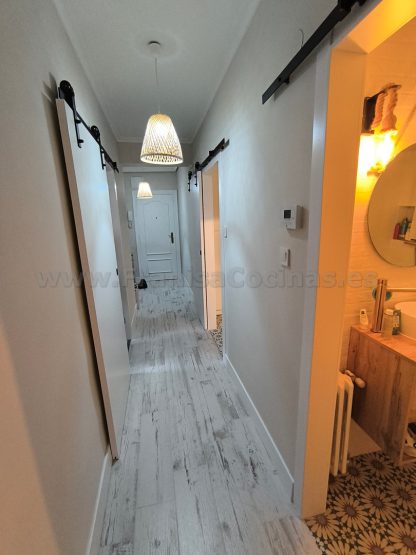 Puertas Correderas Lacadas Blancas Estilo Granero: Diseño Moderno a Medida | FRANISA - Imagen 28