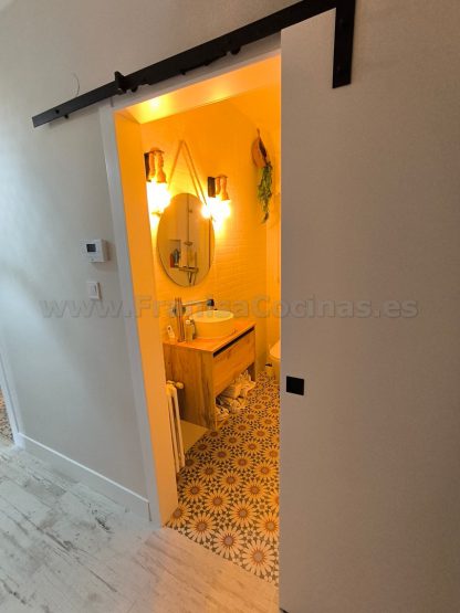 Puertas Correderas Lacadas Blancas Estilo Granero: Diseño Moderno a Medida | FRANISA - Imagen 29