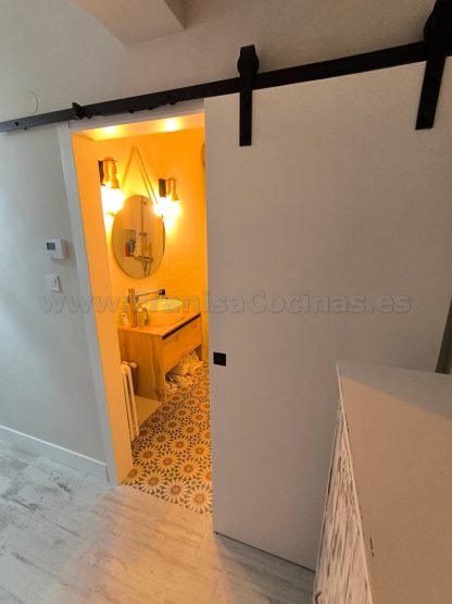 Puertas Correderas Lacadas Blancas Estilo Granero: Diseño Moderno a Medida | FRANISA - Imagen 30