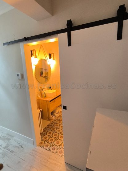 Puertas Correderas Lacadas Blancas Estilo Granero: Diseño Moderno a Medida | FRANISA - Imagen 4