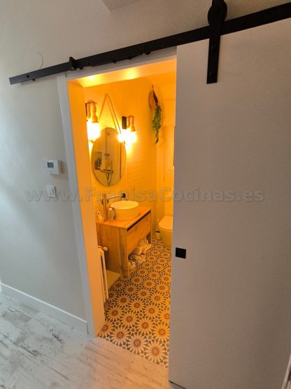 Puertas Correderas Lacadas Blancas Estilo Granero: Diseño Moderno a Medida | FRANISA - Imagen 31