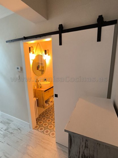 Puertas Correderas Lacadas Blancas Estilo Granero: Diseño Moderno a Medida | FRANISA - Imagen 5