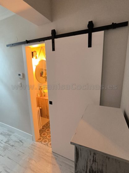 Puertas Correderas Lacadas Blancas Estilo Granero: Diseño Moderno a Medida | FRANISA - Imagen 6