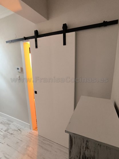 Puertas Correderas Lacadas Blancas Estilo Granero: Diseño Moderno a Medida | FRANISA - Imagen 7