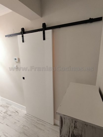 Puertas Correderas Lacadas Blancas Estilo Granero: Diseño Moderno a Medida | FRANISA - Imagen 8