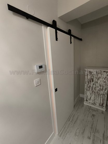 Puertas Correderas Lacadas Blancas Estilo Granero: Diseño Moderno a Medida | FRANISA - Imagen 9