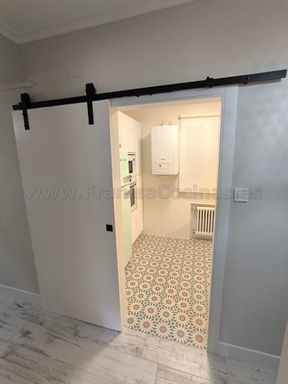 Puertas Correderas Lacadas Blancas Estilo Granero: Diseño Moderno a Medida | FRANISA - Imagen 10