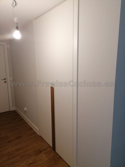 Armario Empotrado a Medida en Valladolid | Diseño Minimalista con Tirador Integrado - Imagen 2