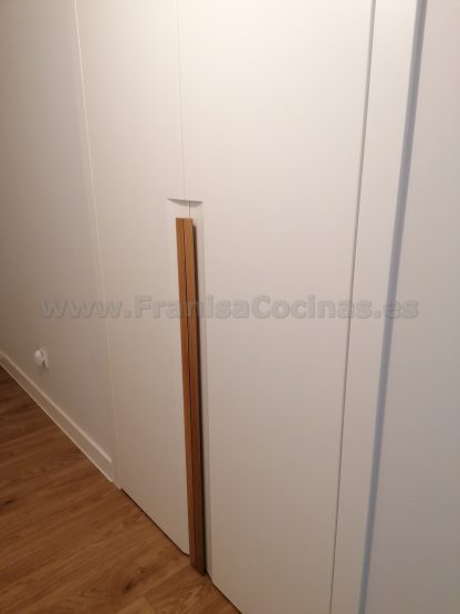 Armario Empotrado a Medida en Valladolid | Diseño Minimalista con Tirador Integrado - Imagen 11