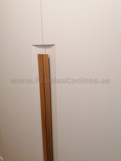 Armario Empotrado a Medida en Valladolid | Diseño Minimalista con Tirador Integrado - Imagen 12