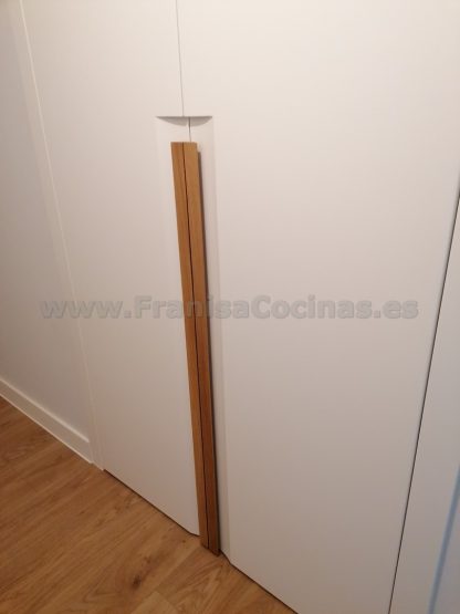 Armario Empotrado a Medida en Valladolid | Diseño Minimalista con Tirador Integrado - Imagen 13