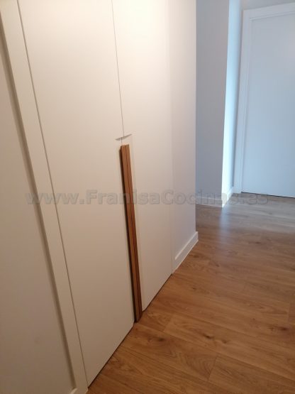 Armario Empotrado a Medida en Valladolid | Diseño Minimalista con Tirador Integrado - Imagen 14