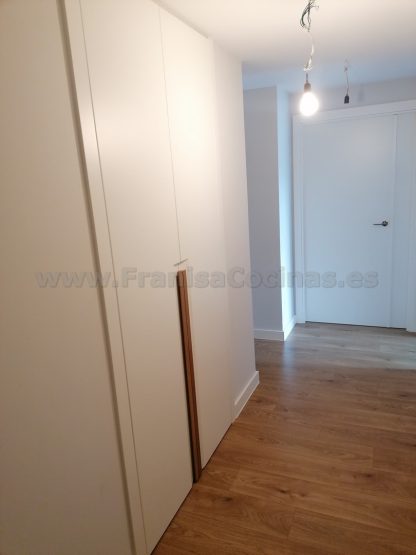 Armario Empotrado a Medida en Valladolid | Diseño Minimalista con Tirador Integrado - Imagen 15