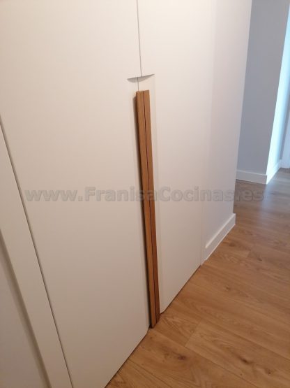 Armario Empotrado a Medida en Valladolid | Diseño Minimalista con Tirador Integrado - Imagen 16