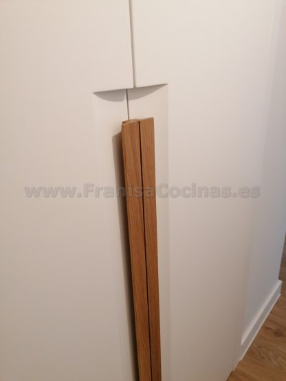 Armario Empotrado a Medida en Valladolid | Diseño Minimalista con Tirador Integrado - Imagen 17