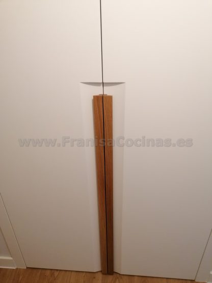 Armario Empotrado a Medida en Valladolid | Diseño Minimalista con Tirador Integrado - Imagen 18