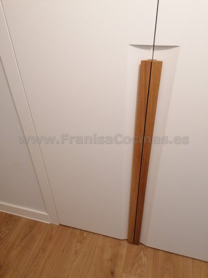 Armario Empotrado a Medida en Valladolid | Diseño Minimalista con Tirador Integrado - Imagen 19