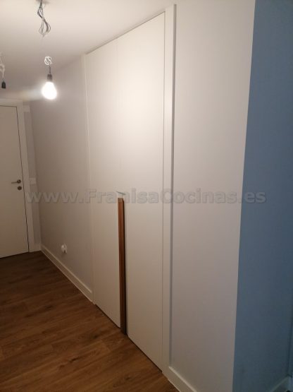 Armario Empotrado a Medida en Valladolid | Diseño Minimalista con Tirador Integrado - Imagen 3