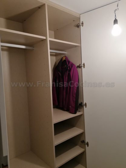 Armario Empotrado a Medida en Valladolid | Diseño Minimalista con Tirador Integrado - Imagen 22