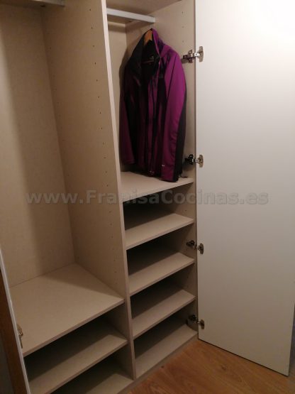 Armario Empotrado a Medida en Valladolid | Diseño Minimalista con Tirador Integrado - Imagen 23