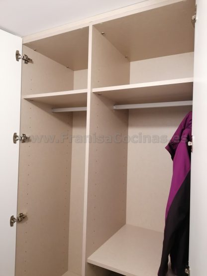Armario Empotrado a Medida en Valladolid | Diseño Minimalista con Tirador Integrado - Imagen 25