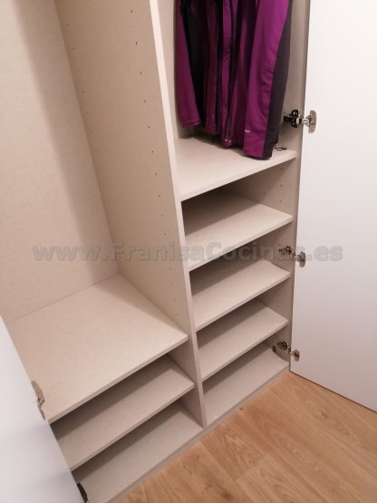 Armario Empotrado a Medida en Valladolid | Diseño Minimalista con Tirador Integrado - Imagen 29