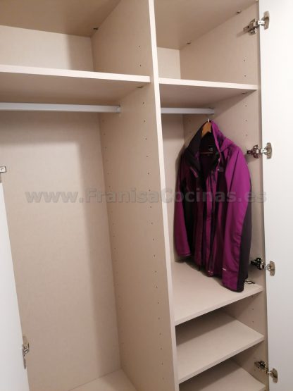 Armario Empotrado a Medida en Valladolid | Diseño Minimalista con Tirador Integrado - Imagen 30
