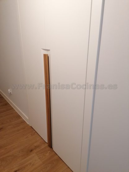 Armario Empotrado a Medida en Valladolid | Diseño Minimalista con Tirador Integrado - Imagen 4