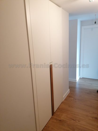 Armario Empotrado a Medida en Valladolid | Diseño Minimalista con Tirador Integrado - Imagen 33