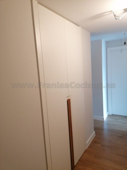 Armario Empotrado a Medida en Valladolid | Diseño Minimalista con Tirador Integrado - Imagen 34