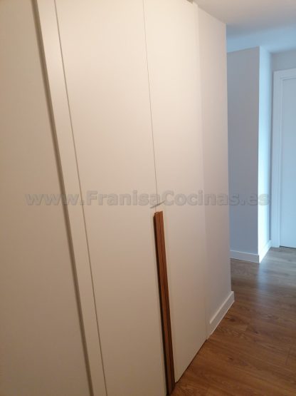 Armario Empotrado a Medida en Valladolid | Diseño Minimalista con Tirador Integrado - Imagen 35