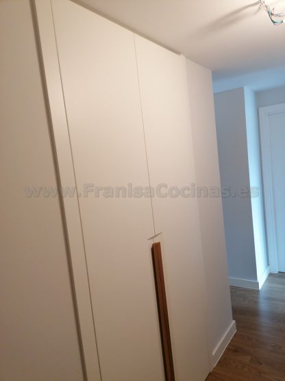 Armario Empotrado a Medida en Valladolid | Diseño Minimalista con Tirador Integrado - Imagen 36