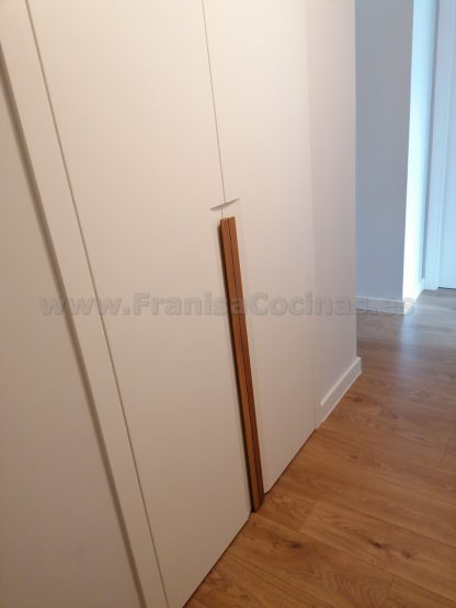Armario Empotrado a Medida en Valladolid | Diseño Minimalista con Tirador Integrado - Imagen 37