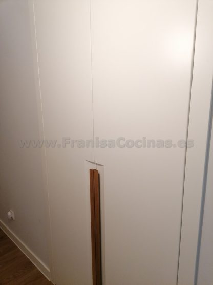 Armario Empotrado a Medida en Valladolid | Diseño Minimalista con Tirador Integrado - Imagen 38