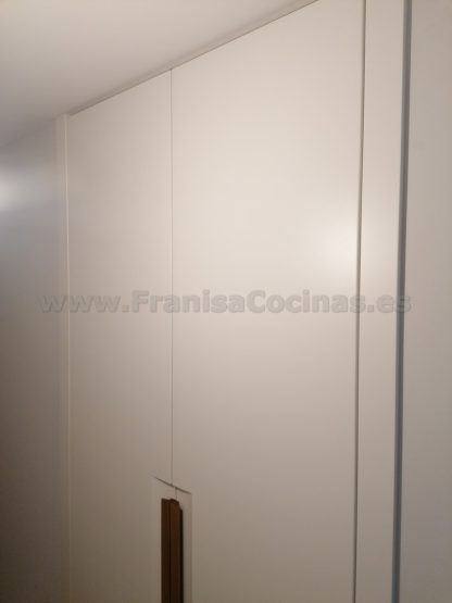 Armario Empotrado a Medida en Valladolid | Diseño Minimalista con Tirador Integrado - Imagen 39
