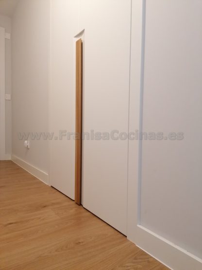 Armario Empotrado a Medida en Valladolid | Diseño Minimalista con Tirador Integrado - Imagen 6