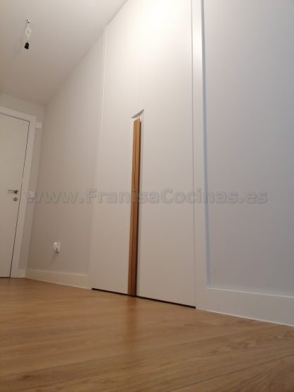 Armario Empotrado a Medida en Valladolid | Diseño Minimalista con Tirador Integrado - Imagen 7