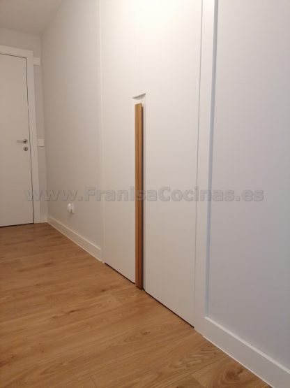 Armario Empotrado a Medida en Valladolid | Diseño Minimalista con Tirador Integrado