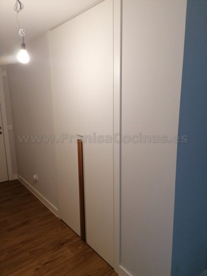 Armario Empotrado a Medida en Valladolid | Diseño Minimalista con Tirador Integrado - Imagen 10