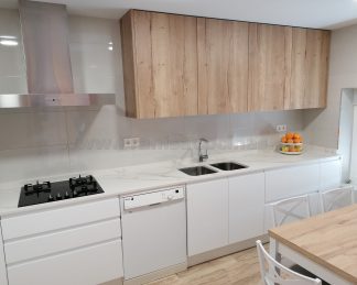 Muebles de cocina en Valladolid | Cocina blanco mate antihuella y madera Roble Halifax Natural